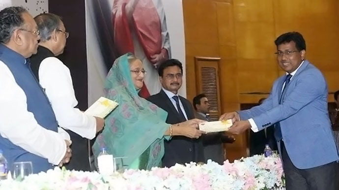 KuriAU VC receiving certificate from Prime Minister Sheikh Hasina